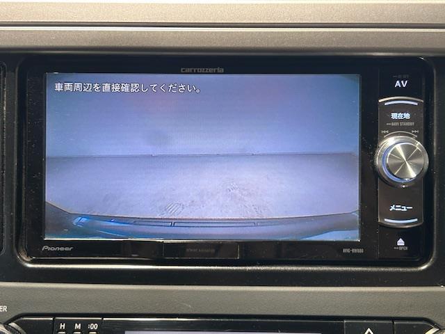 後退時に車両の後ろ側をモニター画面に表示します。車庫入れなどでバックする際に後方確認ができて便利です。車庫入れが苦手な人もこれで安心です♪