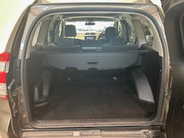 ラゲッジスペースとは、車内の荷物を積むためのスペースのことを指す。後部座席を押し倒すことができる車種の場合、座席を倒してラゲッジスペースを拡大することができる為、荷物の積載量を増やすことが可能である。