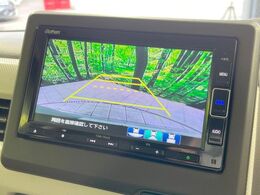 【バックカメラ】駐車時に後方がリアルタイム映像で確認できます。大型商業施設や立体駐車場での駐車時や、夜間のバック時に大活躍！運転スキルに関わらず、今や必須となった装備のひとつです！