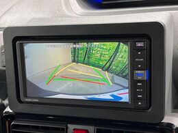 【バックカメラ】駐車時に後方がリアルタイム映像で確認できます。大型商業施設や立体駐車場での駐車時や、夜間のバック時に大活躍！運転スキルに関わらず、今や必須となった装備のひとつです！