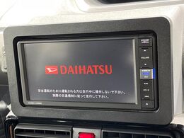 【純正ナビ】人気の純正ナビを装備しております。ナビの使いやすさはもちろん、オーディオ機能も充実！キャンプや旅行はもちろん、通勤や買い物など普段のドライブも楽しくなるはず♪