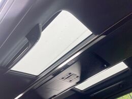 【左右独立ムーンルーフ】2列目左右席にそれぞれ配置されたガラスルーフ！日差しに合わせて片側だけシェードを閉めることも可能です！