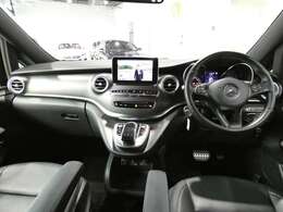 内装にはカーボン調インテリアトリムとステンレスアクセル＆ブレーキペダルが備わります！