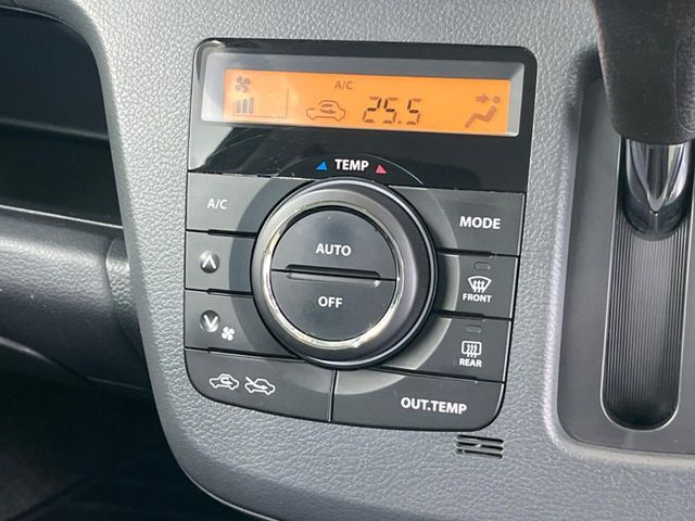 【オートエアコン】一度お好みの温度に設定すれば、車内の温度を検知し風量や温度を自動で調整。暑い…寒い…と何度もスイッチ操作をする必要はありません。快適な車内空間には必須の機能ですね♪