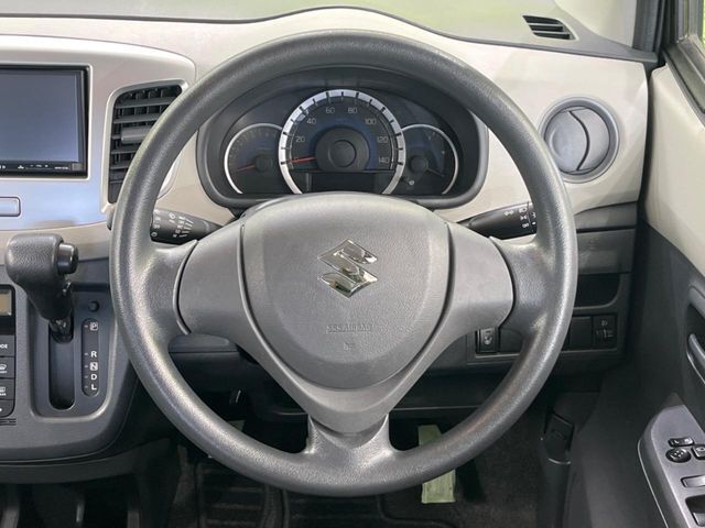 インテリアに合わせたデザインのステアリングは、運転される方のことも考え、運転しやすい形状、大きさです。是非一度、実際に触ってお確かめください。