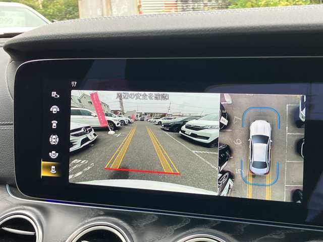 ◆360°カメラシステム◆車両の前後左右に搭載したカメラから取り込んだ映像を合成し、車両を上から見たような映像を表示。フロントとサイドのカメラにも切替え可能です。