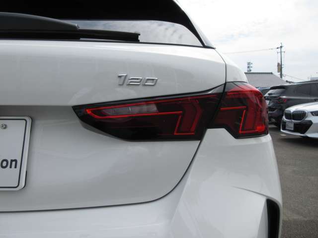 逆L字型の特徴的なテールランプが、後のドライバーへBMWを印象付けます。