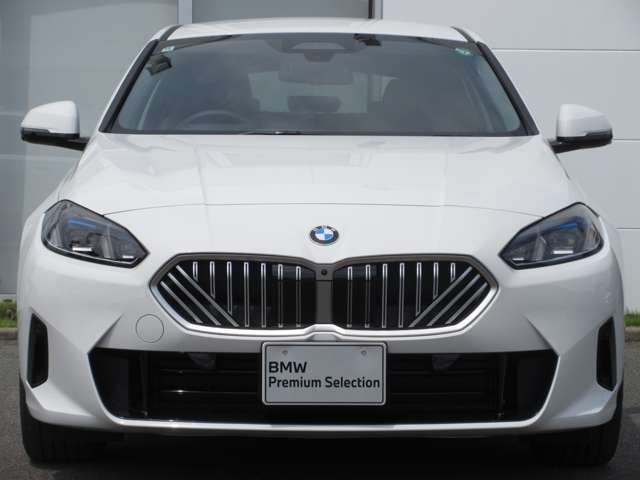 BMWと言えば特徴的なキドニーグリル。ダイナミックなフロントマスクを演出します。