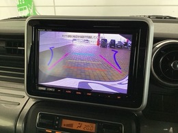 リバースギアに入れるだけで後方の表示へ切り替わります。夜間や雨の日の駐車も楽になりますよ。