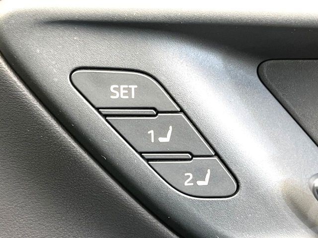 【メモリー機能付きパワーシート】ドライバーごとに設定したシート位置を記憶して、ボタン一つで切り替えできる便利な機能！運転する方が複数名いらっしゃるご家庭におすすめです♪
