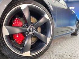 ●専用19インチアルミホイール：輸入車ならではの卓越した走りを支えるホイールと足回りです！日本車の走りに慣れている方にもぜひ体感して頂きたい程高いレベルでまとまっています！