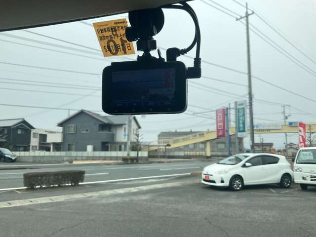 あると安心！前後ドライブレコーダー付きのお車です！事故などのトラブルの際にもこれがあると安心ですね☆論より証拠のドラレコです！