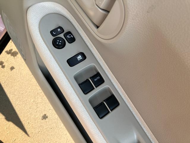 パワーウィンドウのスイッチですよ。　運転席に居ながら窓を開け閉めのコントロールできますよ。