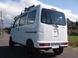 前後バンパー＆左右サイドステップ、「ブラック・ハーフ・ペイント仕上げ」！！ （リフトアップをより強調させる手法です！！）