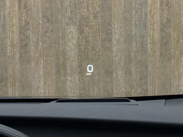 運転に必要な情報をフロントガラスの視野内に投影するものとなっています。車速のほかにナビと連携したルート案内など様々な情報をワイドに表示できます。