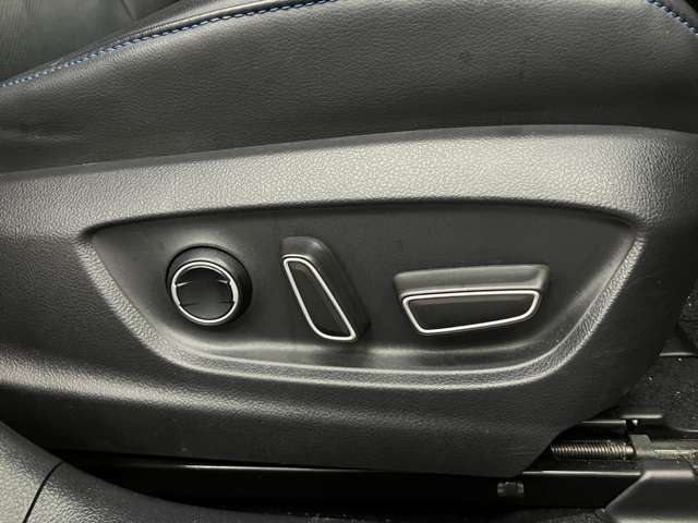 便利なパワーシート装備です！電動でシートの調節が可能なので、シート移動がラクラク♪