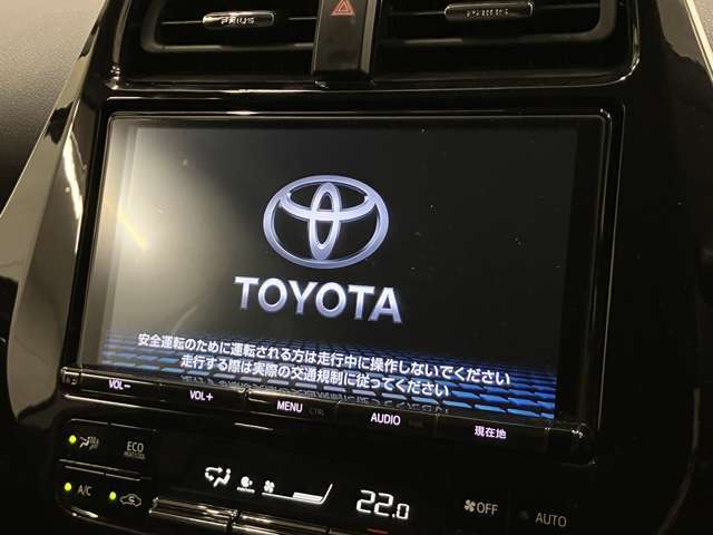 【純正ナビ】人気の純正ナビを装備しております。ナビの使いやすさはもちろん、オーディオ機能も充実！キャンプや旅行はもちろん、通勤や買い物など普段のドライブも楽しくなるはず♪