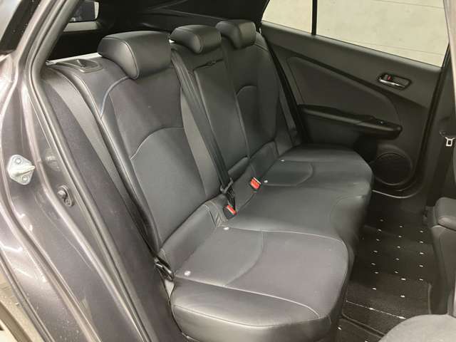 後部座席も気になるようなキズ・汚れやへたり等、大きなダメージはなく、良好な状態です。