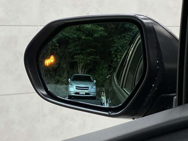 後方から車両が接近してくるとマークが光って報せてくれるので安心♪