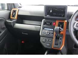 【まるまるクリーニング】内装工程では、中古車を気持ちよくお乗りいただけるよう清掃しております。シートの洗浄はもちろん、ニオイの元となるフロアカーペットまで洗浄・消臭を実施。