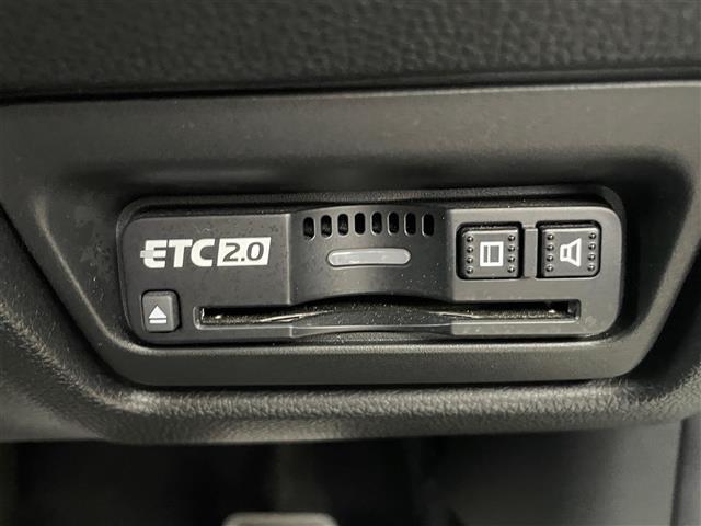 【ETC】有料道路を利用する際に料金所で停止することなく通過できる、ETC車載器（ノンストップ自動料金収受システム機器）が装備されています。セットアップを行うことで利用可能になります。