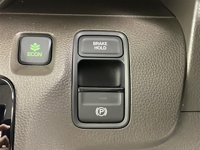 展示前の車内清掃に加えて、ご納車の前にも入念な車両の洗車・車内清掃を実施いたします。別途有料の特殊清掃プランやコーティングプランもございます。