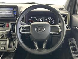 【ステアリング】軽い力で扱いやすいハンドルです。目立つ傷やスレなどなく綺麗な状態です！除菌プランいれていただくとさらに快適に！清潔なお車はお子様にも安心ですね！