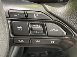 【レーダークルーズコントロール】高速道路での長距離走行が楽に！！自動で速度を保つクルーズコントロールが、衝突軽減システムと連携し、前方の車両を感知して車間を保つように速度調節してくれます！！