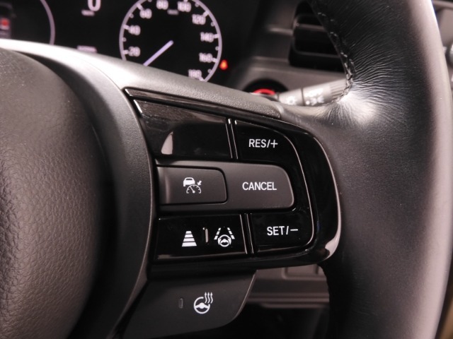 【アダプティブクルーズコントロール】予め設定した車速内でクルマが自動的に加減速。前走車との適切な車間距離を維持しながら追従走行します。【LKAS】車線維持支援システムでステアリング操作を支援。