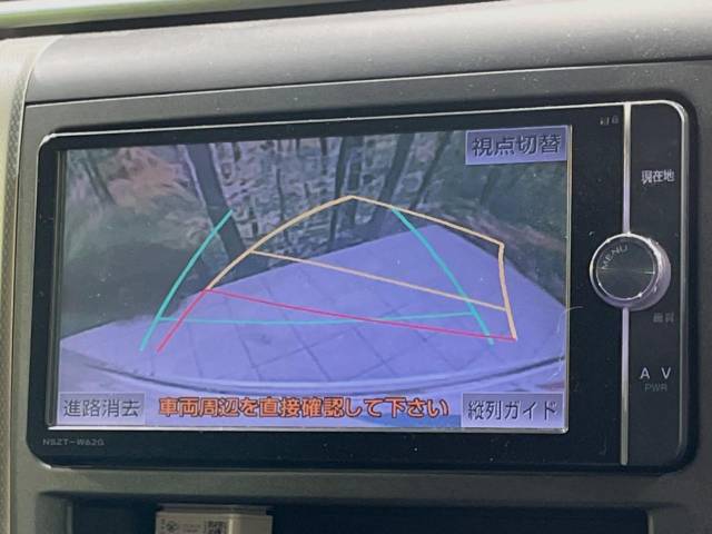 【バックカメラ】駐車時に後方がリアルタイム映像で確認できます。大型商業施設や立体駐車場での駐車時や、夜間のバック時に大活躍！運転スキルに関わらず、今や必須となった装備のひとつです！