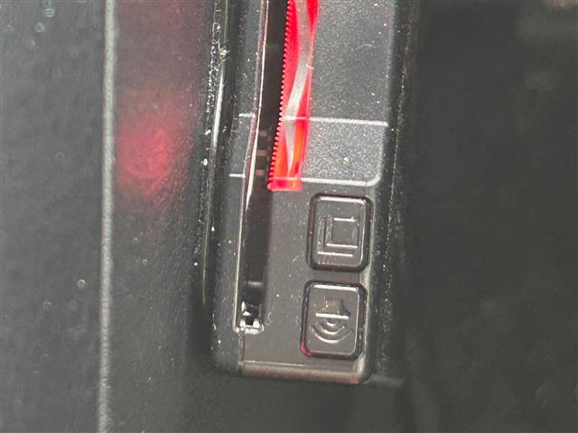 【ETC】有料道路を利用する際に料金所で停止することなく通過できる、ETC車載器（ノンストップ自動料金収受システム機器）が装備されています。セットアップを行うことで利用可能になります。
