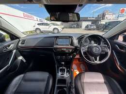 【室内】コックピット。車内もキレイで嫌な臭いもありません！ご納車後の臭いが付きにくくなる「空気触媒コーティング」もあります。