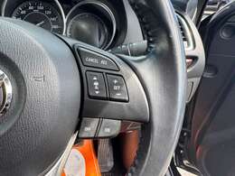 【レーダークルーズコントロール】装備車両です。レーダーやカメラを使って前を走るクルマの状況を検知して速度を調整してくれます。遠距離ドライブの高速道路などでは大活躍で疲労軽減に役立ちます。