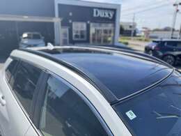 【ルーフレール】は、車の荷物積載力を強化し、キャンプやアウトドア活動に最適です。自転車やキャリアの取付けが簡単になり、荷物の運搬がスムーズになります。デザイン性も高く、車の見た目を引き立てます。