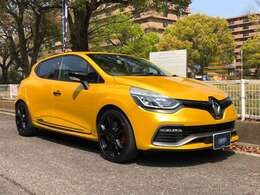 RSドライブで運転モードを「ノーマル」「スポーツ」「レース」の3段階に設定でき、ステアリングやエンジン制御・ESCの作動の設定が変わります。