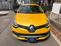 F1タイプのエアインテークブレード、LEDデイライトが精悍なフロントマスク。キセノンライト付きで夜間走行も安心です。