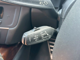 【追従クルーズコントロール】 快適な高速クルージングを可能にする「アダプティブクルーズコントロール」。