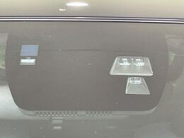 【i-ACTIVESENSE】走行中に前方の車両等を認識し、衝突しそうな時は警報とブレーキで衝突回避と被害軽減をアシスト。より安全にドライブをお楽しみいただけます。