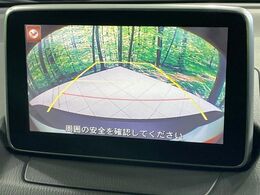 【バックカメラ】駐車時に後方がリアルタイム映像で確認できます。大型商業施設や立体駐車場での駐車時や、夜間のバック時に大活躍！運転スキルに関わらず、今や必須となった装備のひとつです！