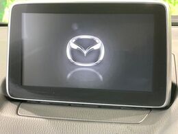 【マツダコネクトナビ】車内の雰囲気にマッチした一体型タイプのナビ。各種車輌設定やBluetooth再生等、様々な機能が楽しめます。直感的なダイヤル操作が可能で、使い勝手も良好です。