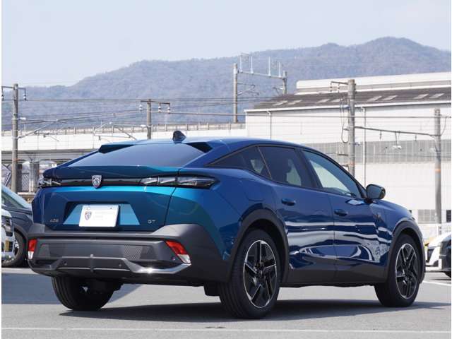 【中古車納車整備】専任メカニックによる2年定期点検相当の67項目の点検整備をご納車前に実施。主要な消耗部品は、点検の上必要であれば交換してご納車致します。