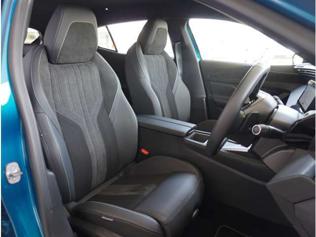 【運転席】目立ったシミや汚れ等もございません。快適なドライブをお楽しみください。