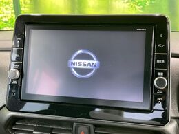【純正ナビ】人気の純正ナビを装備しております。ナビの使いやすさはもちろん、オーディオ機能も充実！キャンプや旅行はもちろん、通勤や買い物など普段のドライブも楽しくなるはず♪