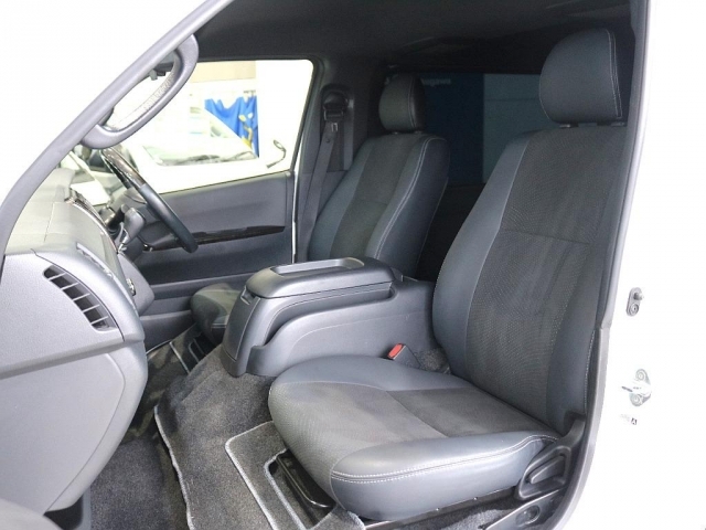 特別仕様車限定のハーフレザーシートになっております☆
