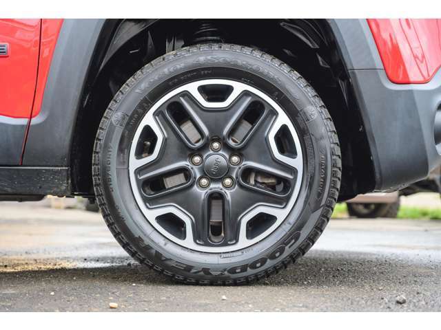 タイヤサイズは215/60R17になります。