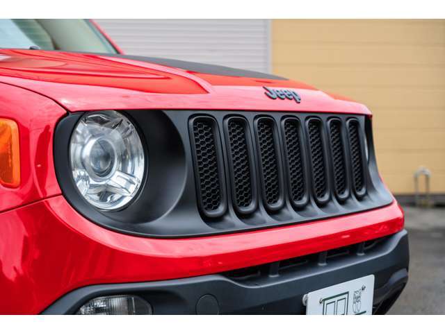 伝統の丸目ライトと7本スリットラインはJEEP感じます。