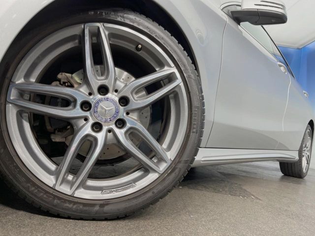 ●純正18インチアルミホイール：輸入車ならではの卓越した走りを支えるホイールと足回りです！日本車の走りに慣れている方にもぜひ体感して頂きたいほど、高いレベルでまとまっています！