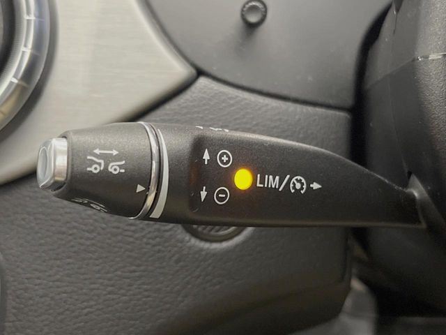 ●レーダークルーズコントロール：前の車との車間距離を一定にとりつつ、一定速度で自動走行してくれる次世代のクルーズコントロール！主に高速道路や自動車専用道路で使用する便利な機能です！