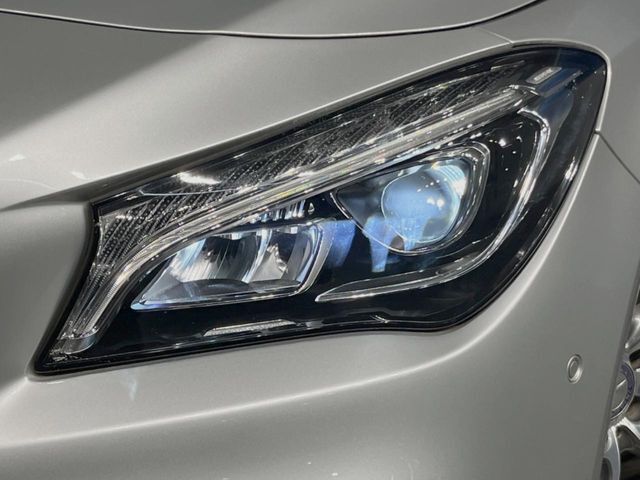 ●LEDヘッドライト：夜間走行時も良好な視界を確保し安心して運転できる高輝度LEDヘッドライトを装備！点灯速度が早く、消費電力も抑えられています。