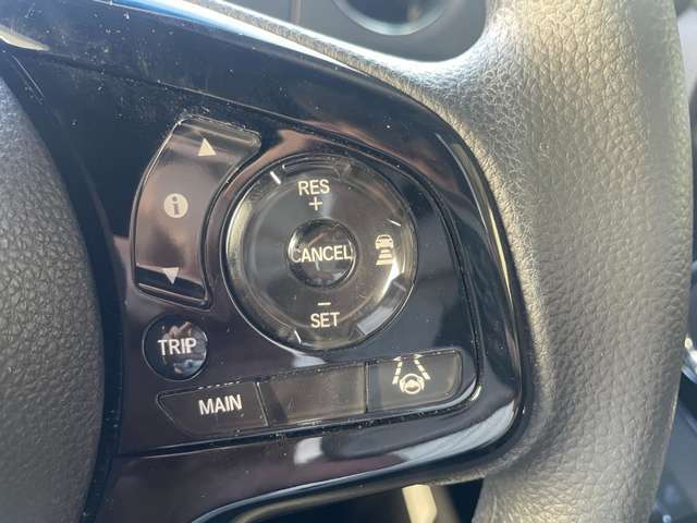 【クルーズコントロール】アクセルペダルを踏まずに一定の車速で走行できます。高速道路や加速・減速の繰り返しの少ない自動車道などで便利です。